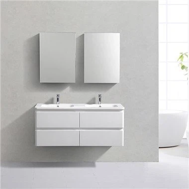 Balts sienas skapis vannas istabai